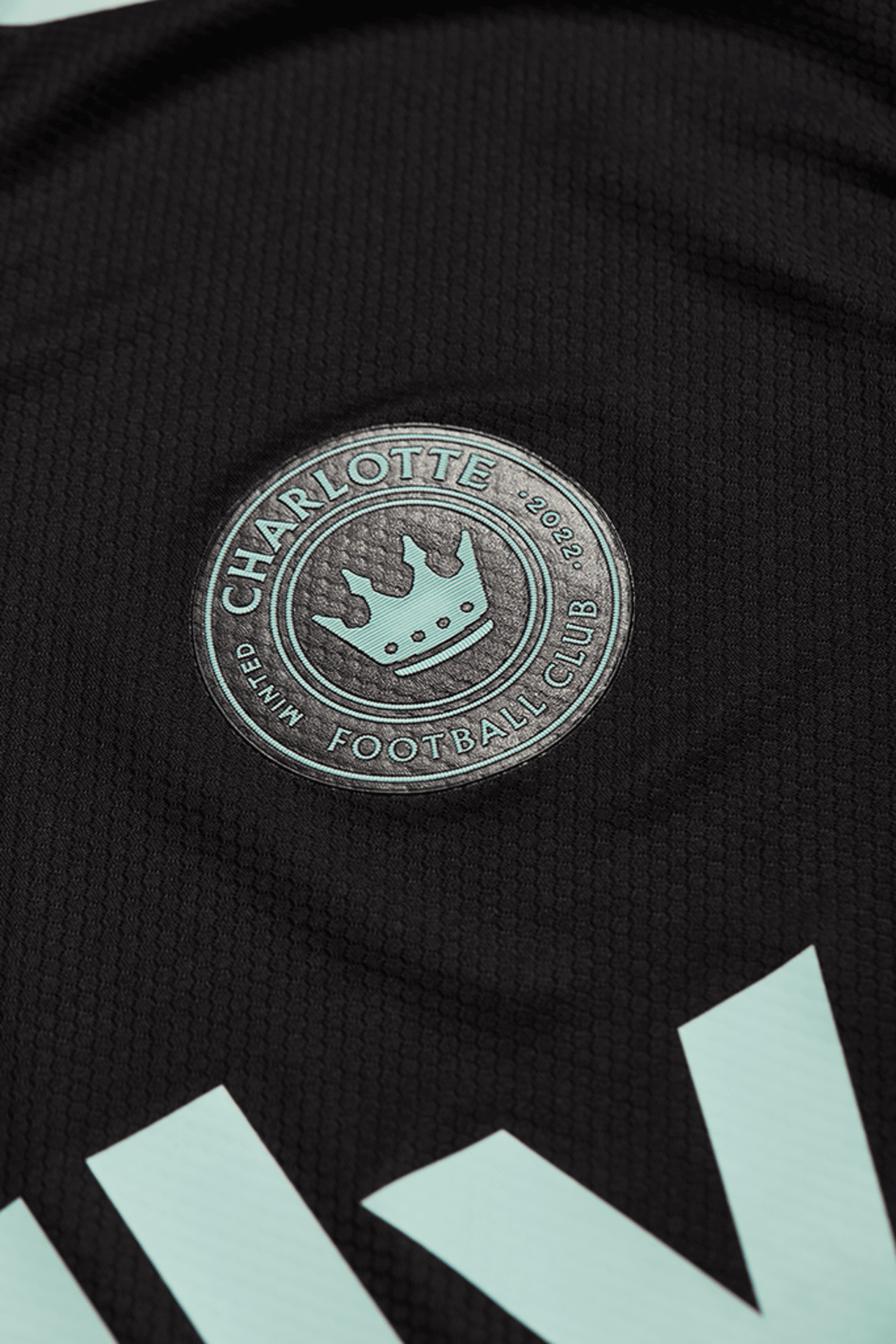 La casaca es un homenaje al doble sentido que tiene la palabra 'mint' en inglés. Hace referencia a la menta, a algo absolutamente nuevo y a la Casa de la Moneda, que es parte de la historia de la ciudad de Charlotte FC