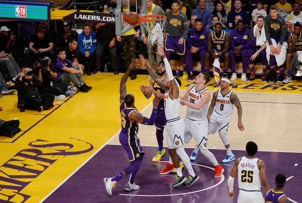 James consiguió la canasta y la falta, pero en ese momento rebasó a MJ como el cuarto en una selecta lista que por ahora tiene como tres primeros a Kareem Abdul-Jabbar, Karl Malone y Kobe Bryant.