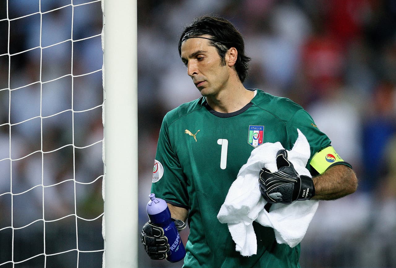 El siguiente gran torneo que jugó Buffon con Italia fue la Eurocopa 2004 de Portugal en la que se fueron en la fase de grupos.
