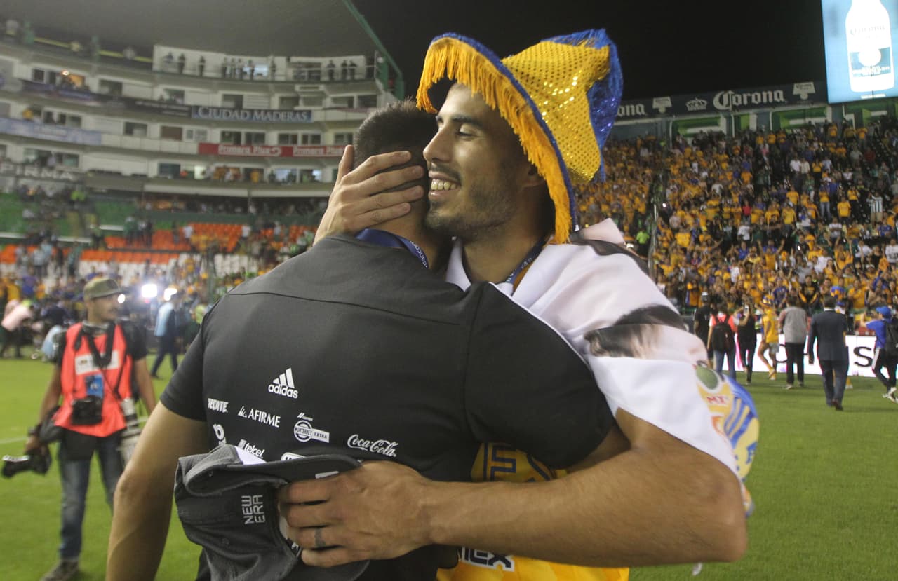 ¡Tigres se proclama Campeón del fútbol mexicano! Los felinos regiomontanos cosecharon su séptimo título de la Liga MX y se cuelan, aunque muchos se sigan negando a aceptarlo, entre los grandes del balompié azteca. Luego de superar en una Final de un solo gol a los Esmeraldas del León, así se dieron los festejos de los Tigres en patio ajeno, imágenes para el recuerdo y que hay que darse un tiempo para echarles un ojo, sobre todo la fiel afición de los felinos regios.