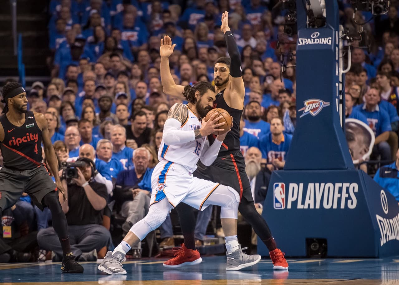 Steven Adams buscando cobrársela con Enes Kanter ahora en el otro lado de la duela.