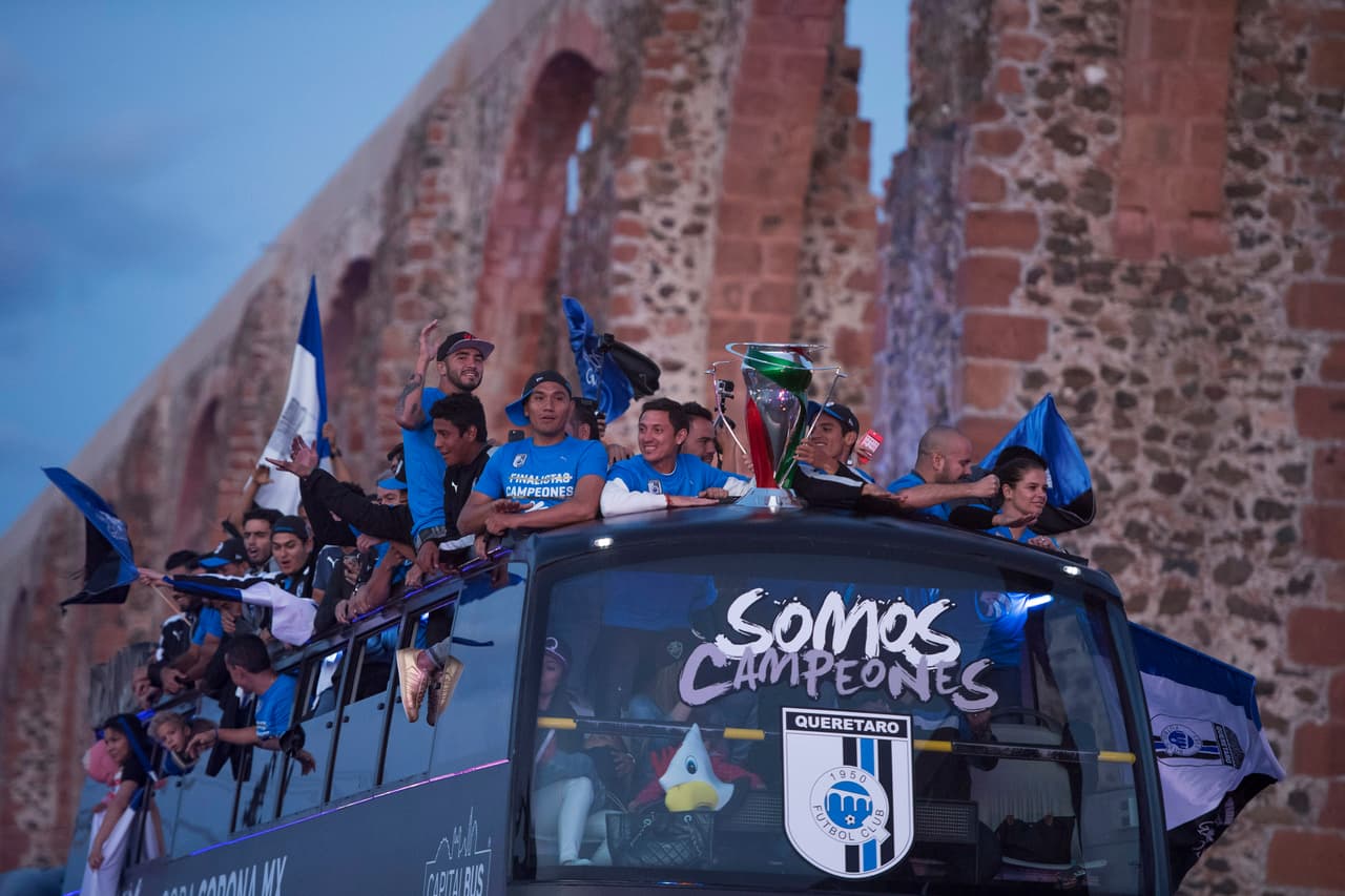 El campeón de la Copa MX recorrió las principales calles y avenidas de la ciudad de Querétaro en agradecimiento al apoyo de la afición durante el torneo.