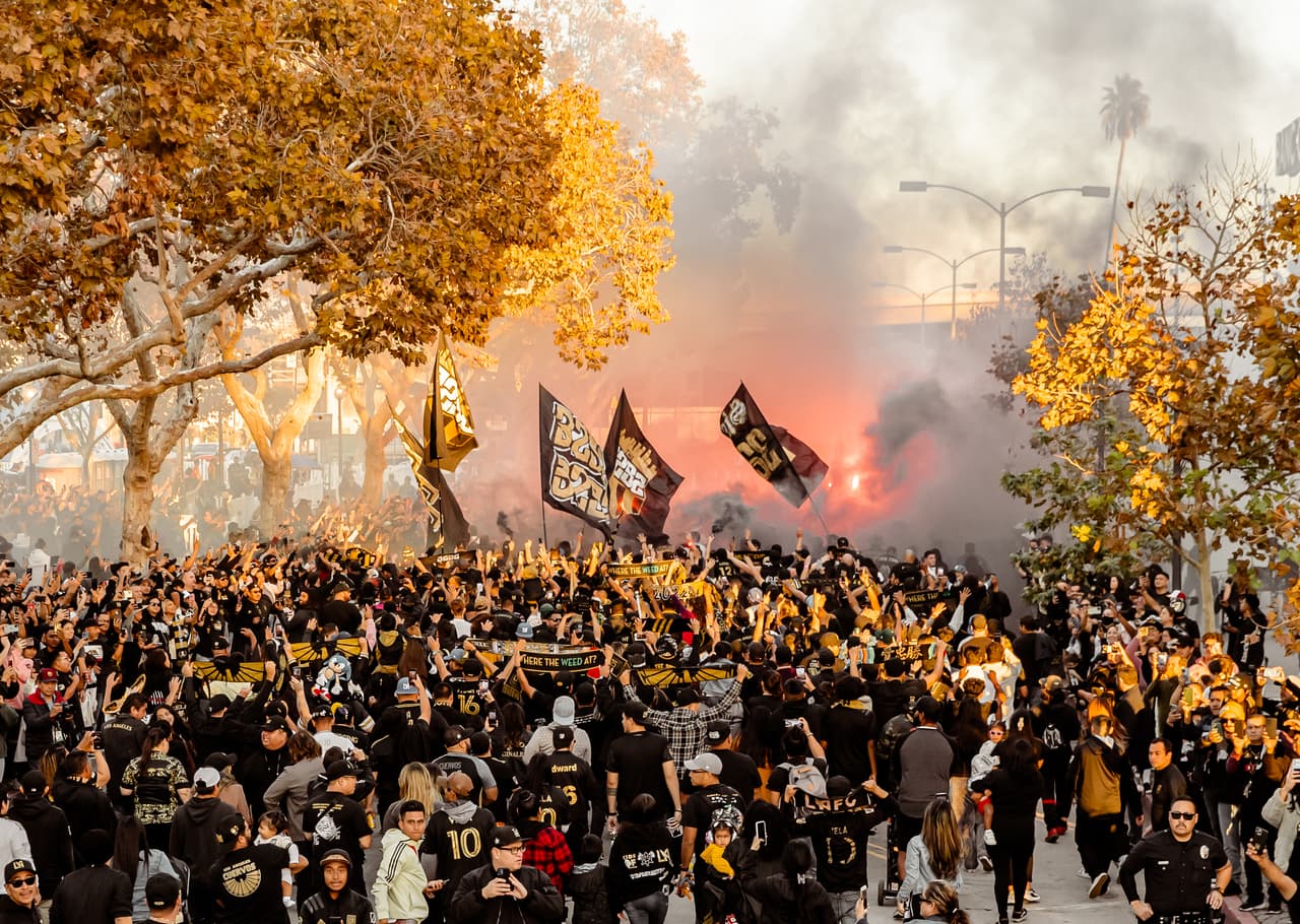 Una muchedumbre enfundada en los colores Negro y Oro salió a las calles de Los Ángeles.