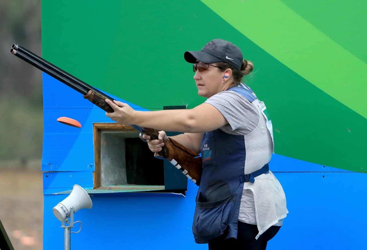 Kim Rhode de EEUU hizo historia al ser la primera deportista que gana seis medallas en otros tantos Juegos Olímpicos. Se adjudicó el bronce en fosa olímpica de tiro.