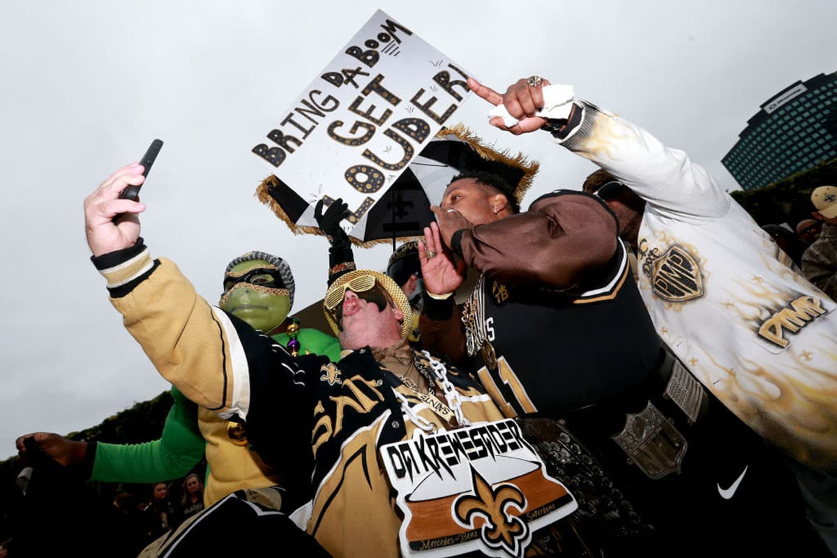 Los fanáticos de los Saints antes del duelo contra Eagles se vistieron con los colores de su equipo.