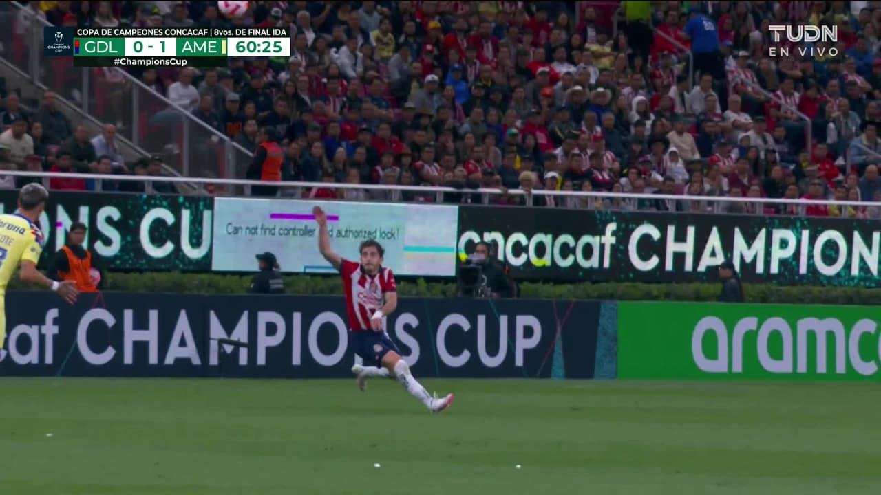 ¡Tarjeta Roja! Alan Torres recibe la segunda amarilla y se va del juego.