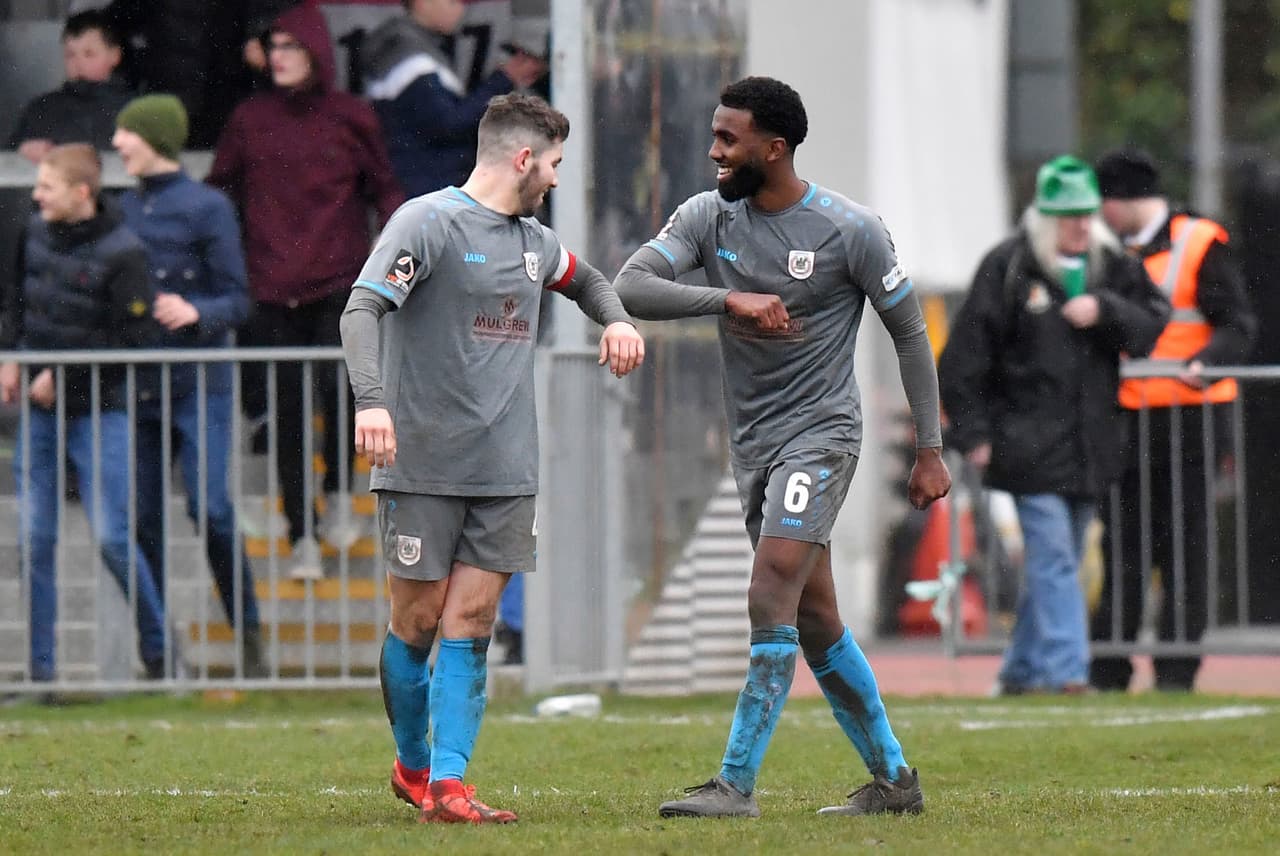 Jugadores de a Liga Nacional Vanarama en Inglaterra se felicitan con el codo.