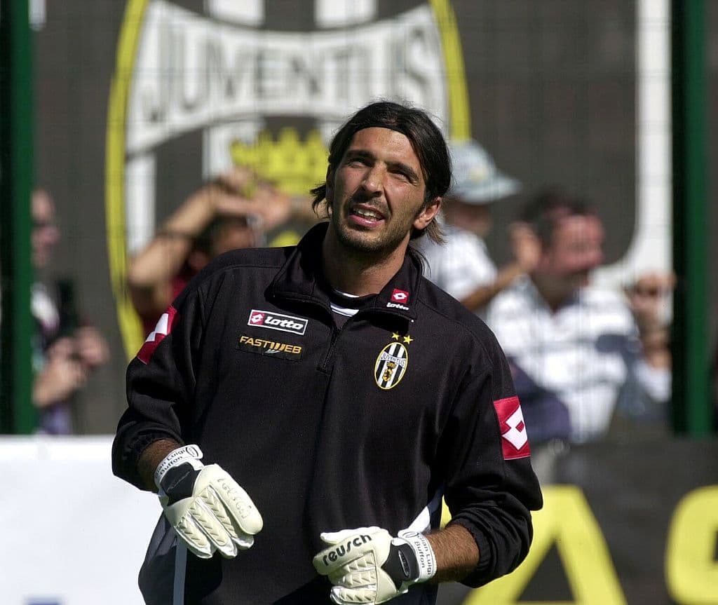 Después de jugar seis temporadas con el Parma, en el 2001 fichó con Juventus.