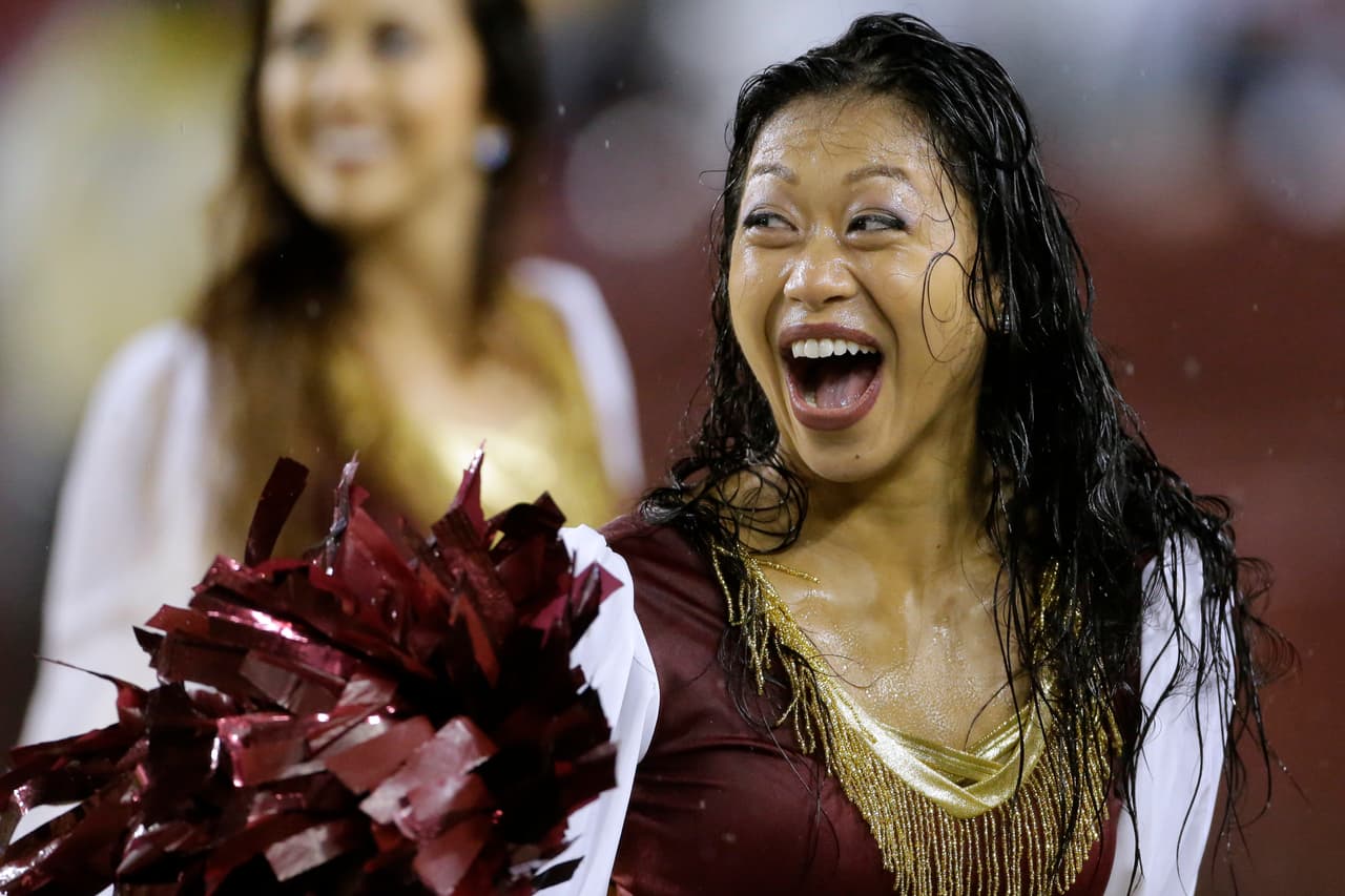 Las animadoras de los equipos de la NFL le dieron ese ingrediente extra al espectáculo y la fiesta del fútbol americano estadounidense, incluso, sin temer al clima en algunos casos.