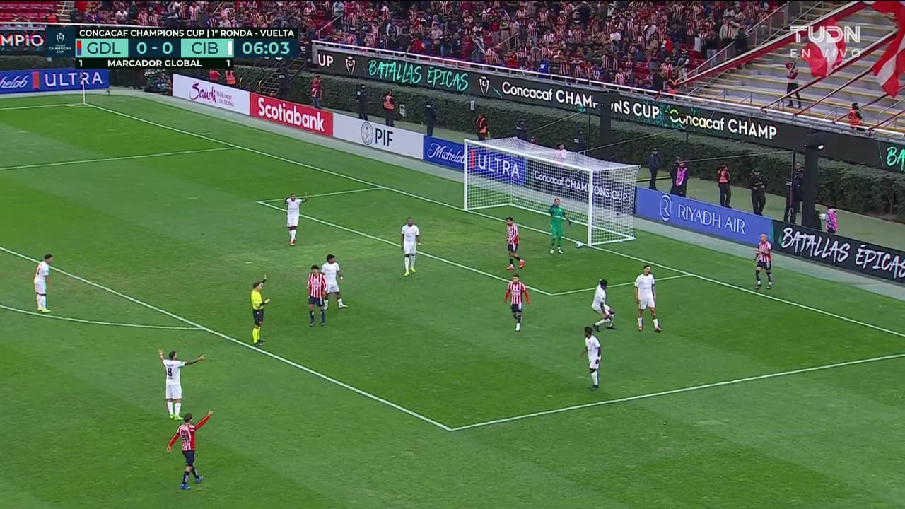 ¡Gol de Chicharito… anulado! El Akron ya era la locura con el 1-0