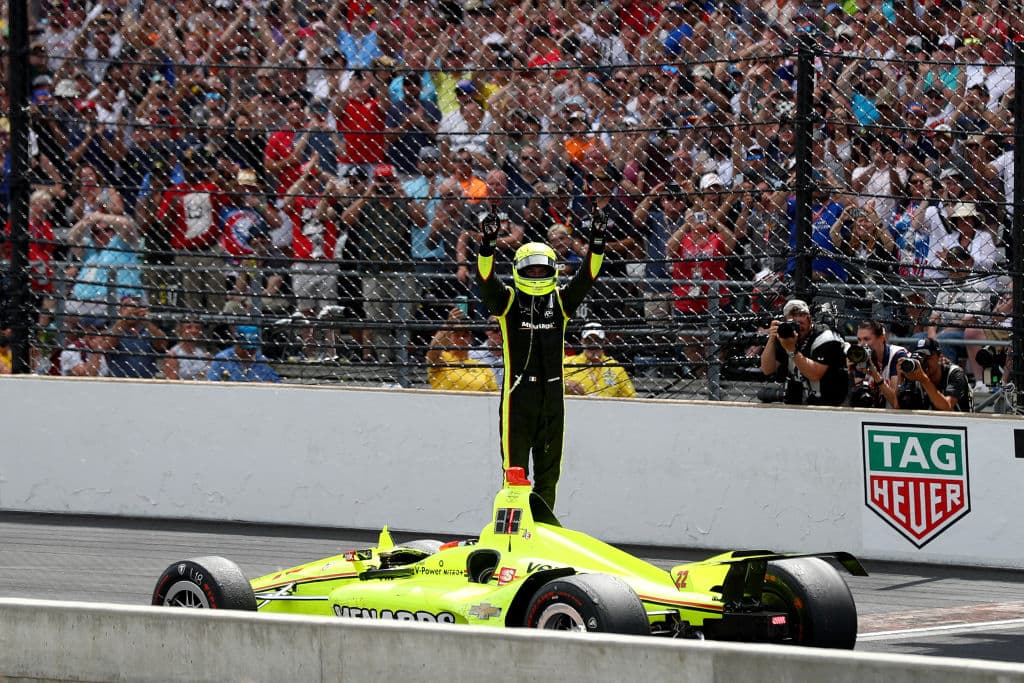 El francés Simon Pagenaud lideró en 116 de las 200 vueltas para coronarse campeón de la edición 108 de la carrera que corresponde a la IndyCar Series. Pagenaud es el primer francés desde que lo hiciera Rene Thomas en 1914. En Indianapolis se registran cinco ganadores franceses, aunque Gil de Ferran en 2003 y Gaston Chevrolet en 1920, aunque nacieron en Francia, se les tiene tomados en cuenta como de otras nacionalidades. Estas son las mejores imágenes de la carrera y los festejos de Pagenaud del equipo de Roger Penske.