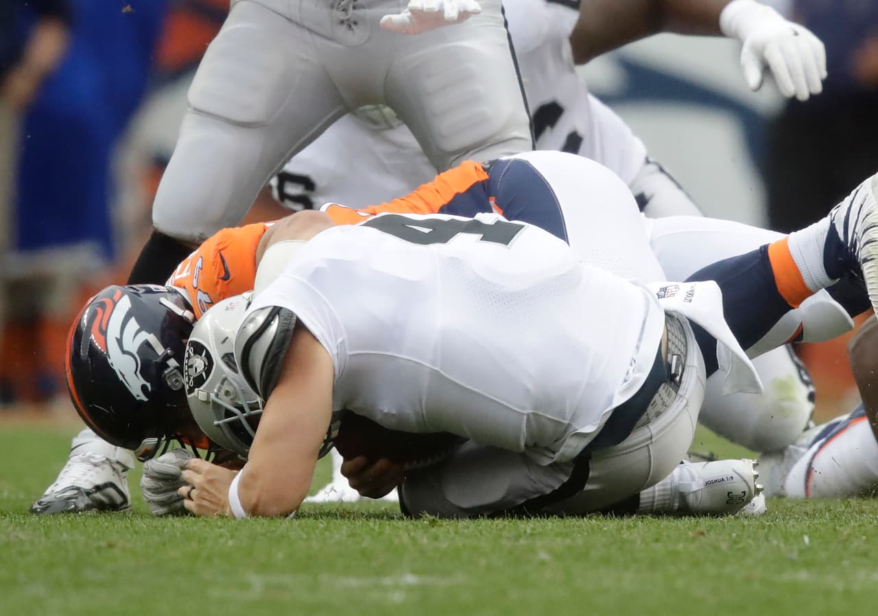 Carr permaneció en el suelo durante varios momentos mientras entrenadores de equipo y personal médico se acercaban al campo para atenderlo.