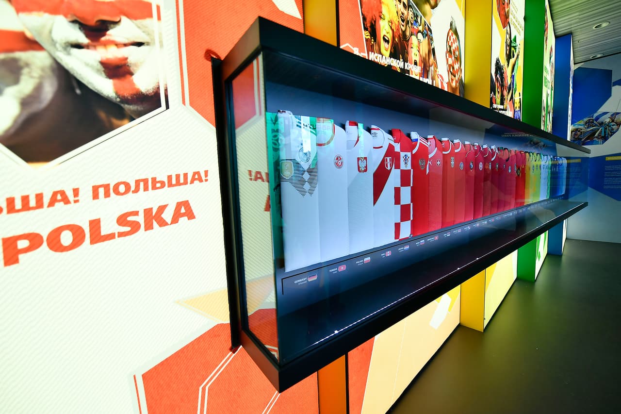 Cada una de las playeras mundialistas, distribuidas por colores, dijeron presente en el museo.