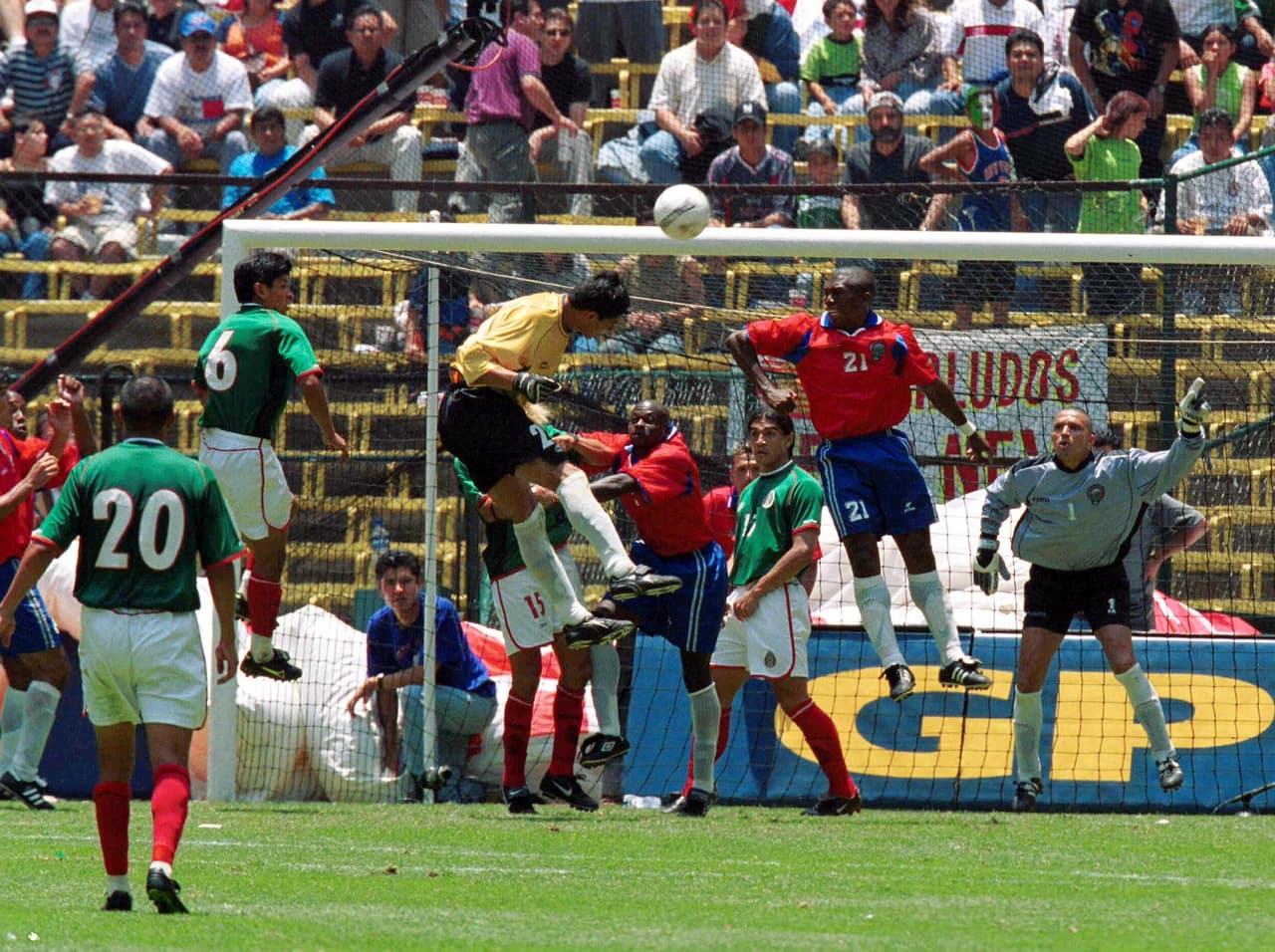 Costa Rica es el primer equipo en dar un 'Aztecazo' en partido oficial, en este caso, fue en 2001