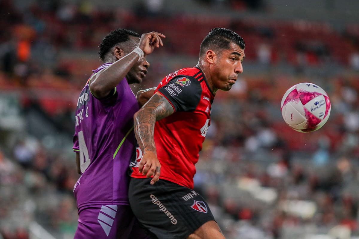 Jefferson Duque (derecha) tuvo su revancha luego del penal fallado y anotó el empate de Atlas, el 2-2 transitorio al minuto 41.