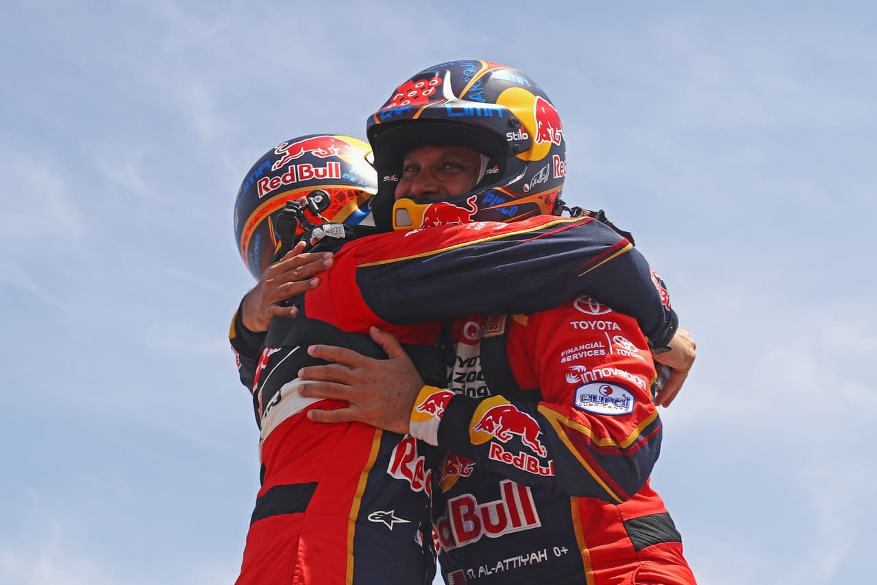 El catarí Nasser Al-Attiyah (der., foto) en autos; Eduard Nikolaev y su equipo Kamaz, integrado por Evgenii Iakovlev y Vladimir Rybakov, en camiones; y el australiano Toby Price en motos, celebraron su triunfo en el Rally Dakar.