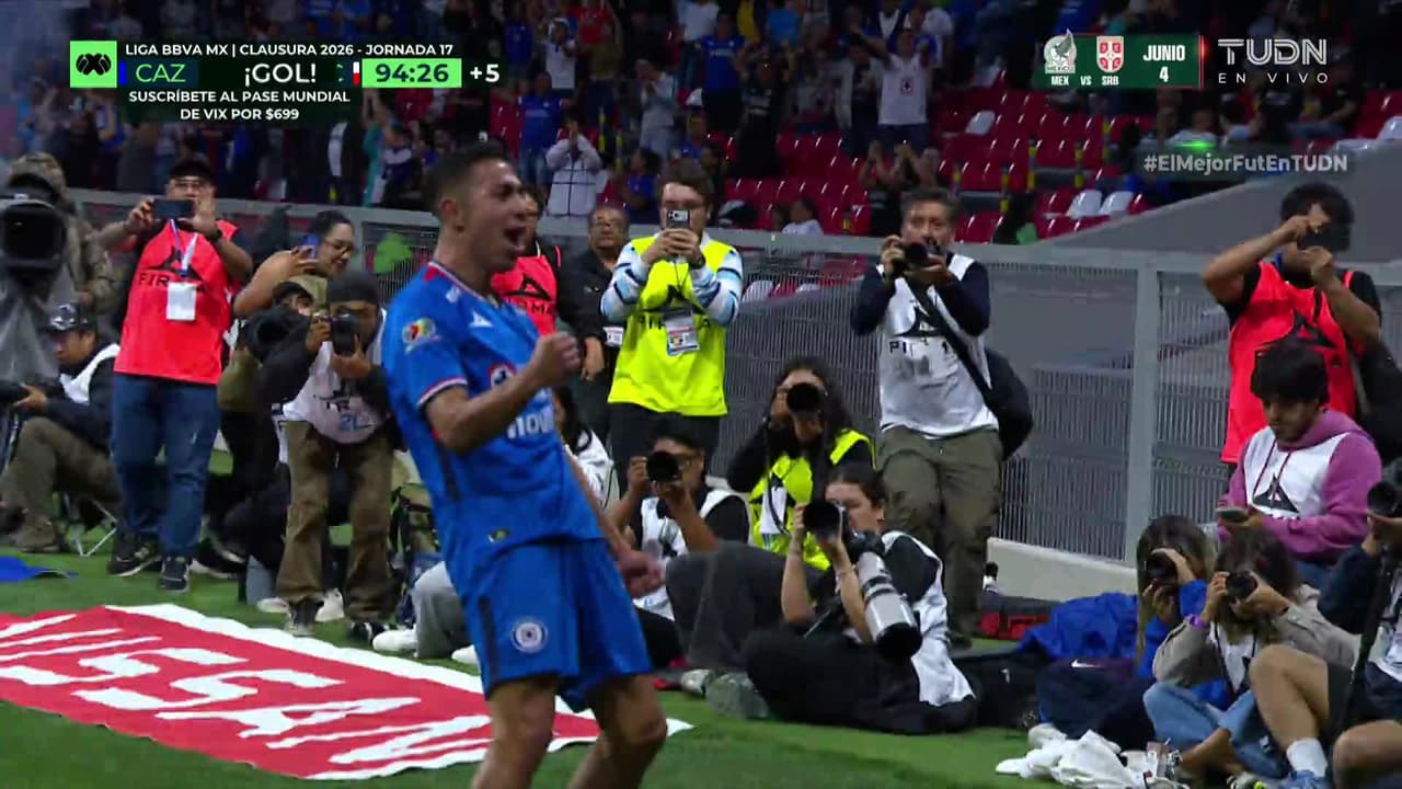 ¡GOL!  anota para Cruz Azul. Andrés Montaño