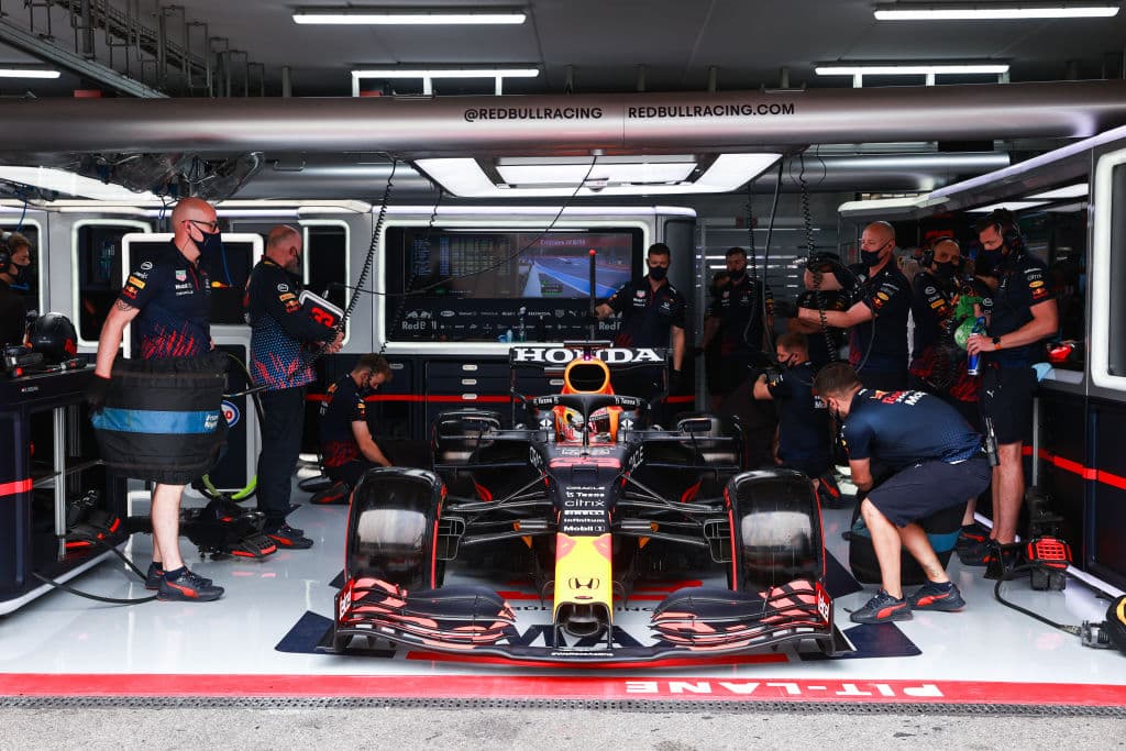 Max Verstappen se adueñó del circuito con la primer plaza, Lewis Hamilton le pisó los talones al holandés y se quedó en la segunda plaza, Bottas protegerá a su compañero desde la tercer plaza y Sergio Pérez buscará revasar a los mercedes desde la cuarta posición.