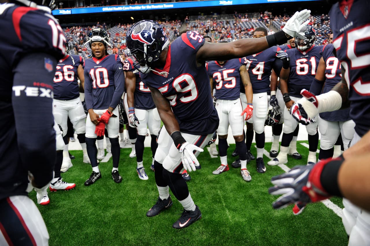 Los Houston Texans se llevaron la victoria más amplia de la jornada sobre Tennessee y así lo celebraron con este 'bailecito' del linebacker externo, Whitney Mercilus (59).