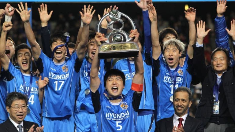 <b>Ulsan Hyundai</b>
<br>Equipo surcoreano cuyo propietario es Hyundai Heavy Industries, la mayor constructora naval del mundo y parte de Hyundai Motors. Sus inicios datan desde 1983, pero fue hasta 1990 que se mudaron a Ulsan, donde se encuentra su sede.