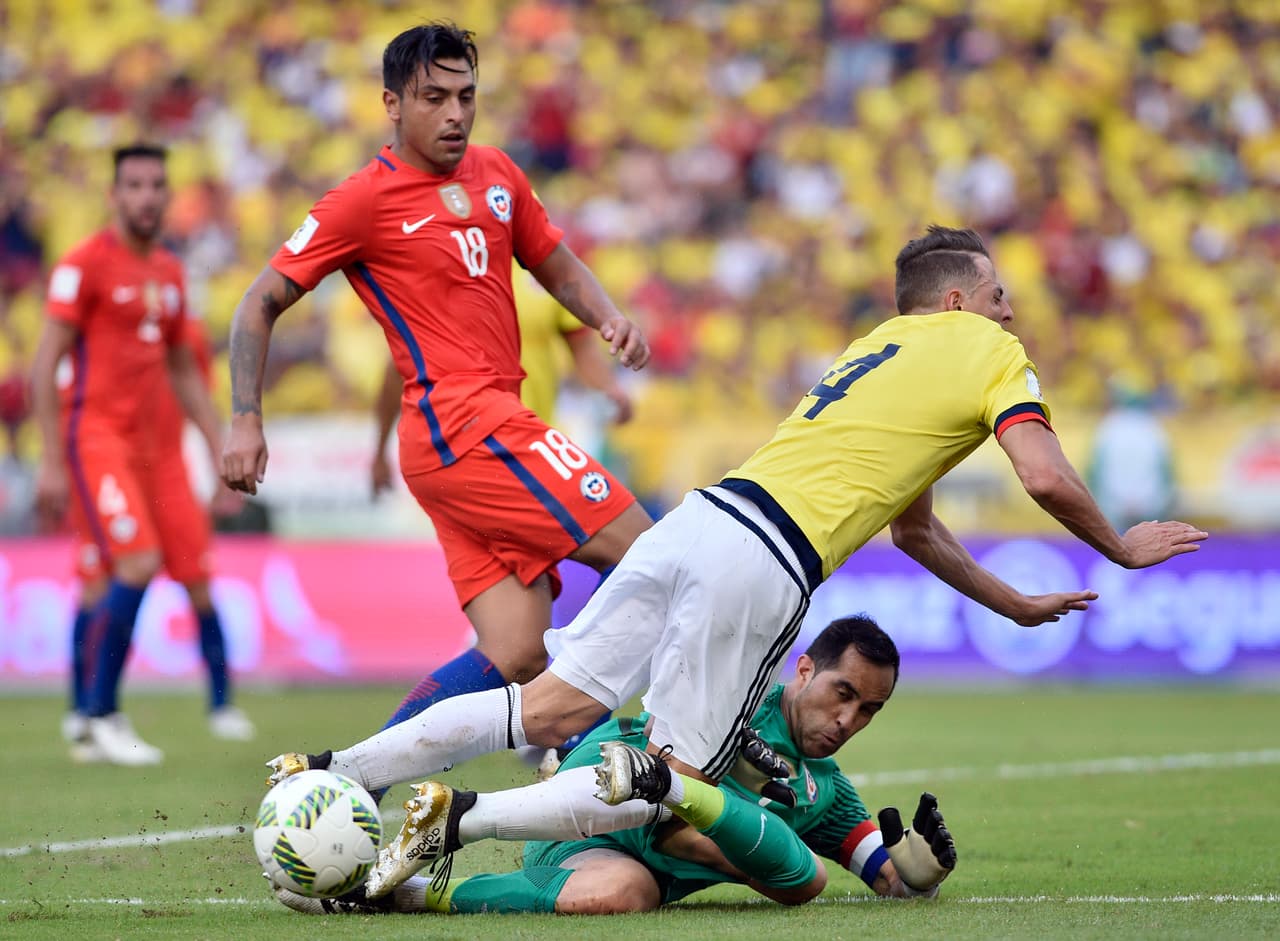 Bravo tuvo un choque con el lateral colombiano Santiago Arias en una llegada del equipo local. Esa jugada sería clave.