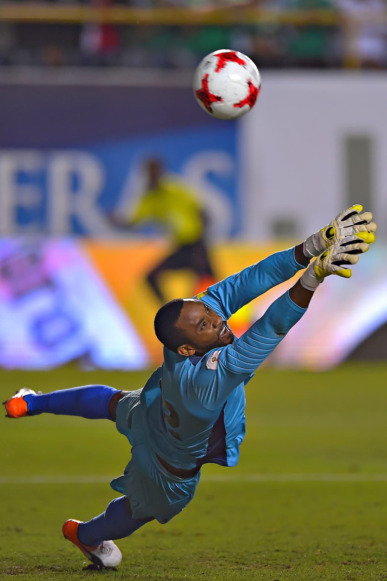 Ya en e juego, el primer tiempo nos ofreció pocas emociones. Trinidd y Tobago se encerró atrás y México tardó en abrir la defensa rival.