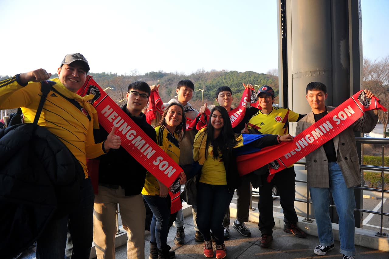 En Seúl, la selección Colombia cayó por 2-1 con la de Corea del Sur en el campo. Sin embargo, en los alrededores del Estadio Copa del Mundo y en sus tribunas la fiesta fue solo una entre los fanáticos de ambos países.