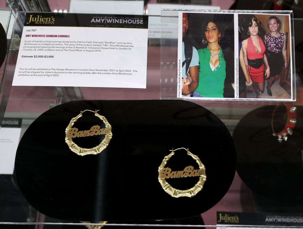 Algunos artículos vendidos este fin de semana se dirigirán a la exhibición “Amy: Beyond the Stage” en el Design Museum de Londres a partir del 26 de noviembre.