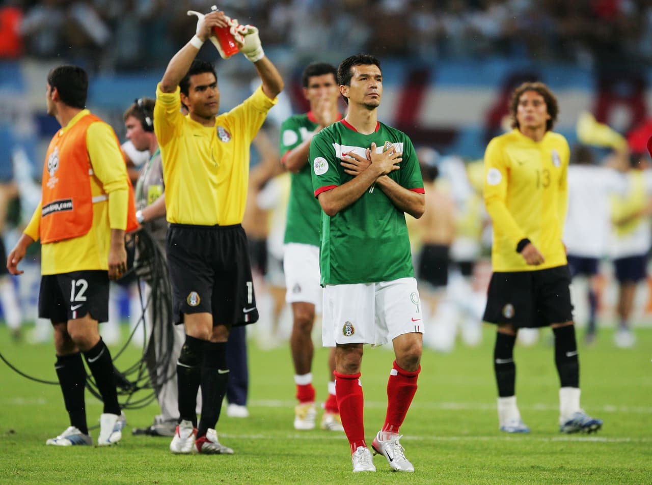 6. Amargos Mundiales: en las ediciones de Alemania 2006 y Sudáfrica 2010 el Tri fue eliminado por Argentina en los octavos de final, además de un precente más en Uruguay 1930 en la fase de grupos en el que también ganaron los sudamericanos.
