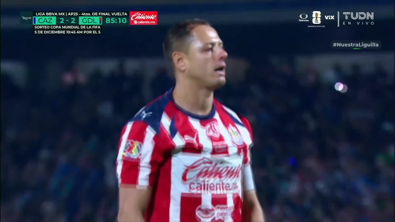 ¡El oso del torneo! Chicharito manda su penal a la tribuna y se mantiene el 2-2