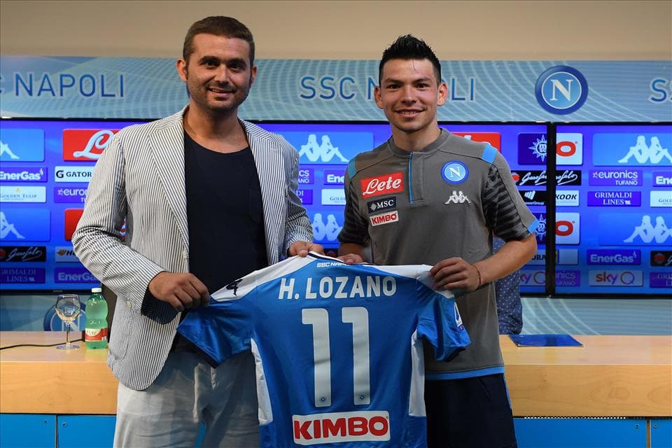 Hirving Lozano en su presentación oficial; vestira el número once.