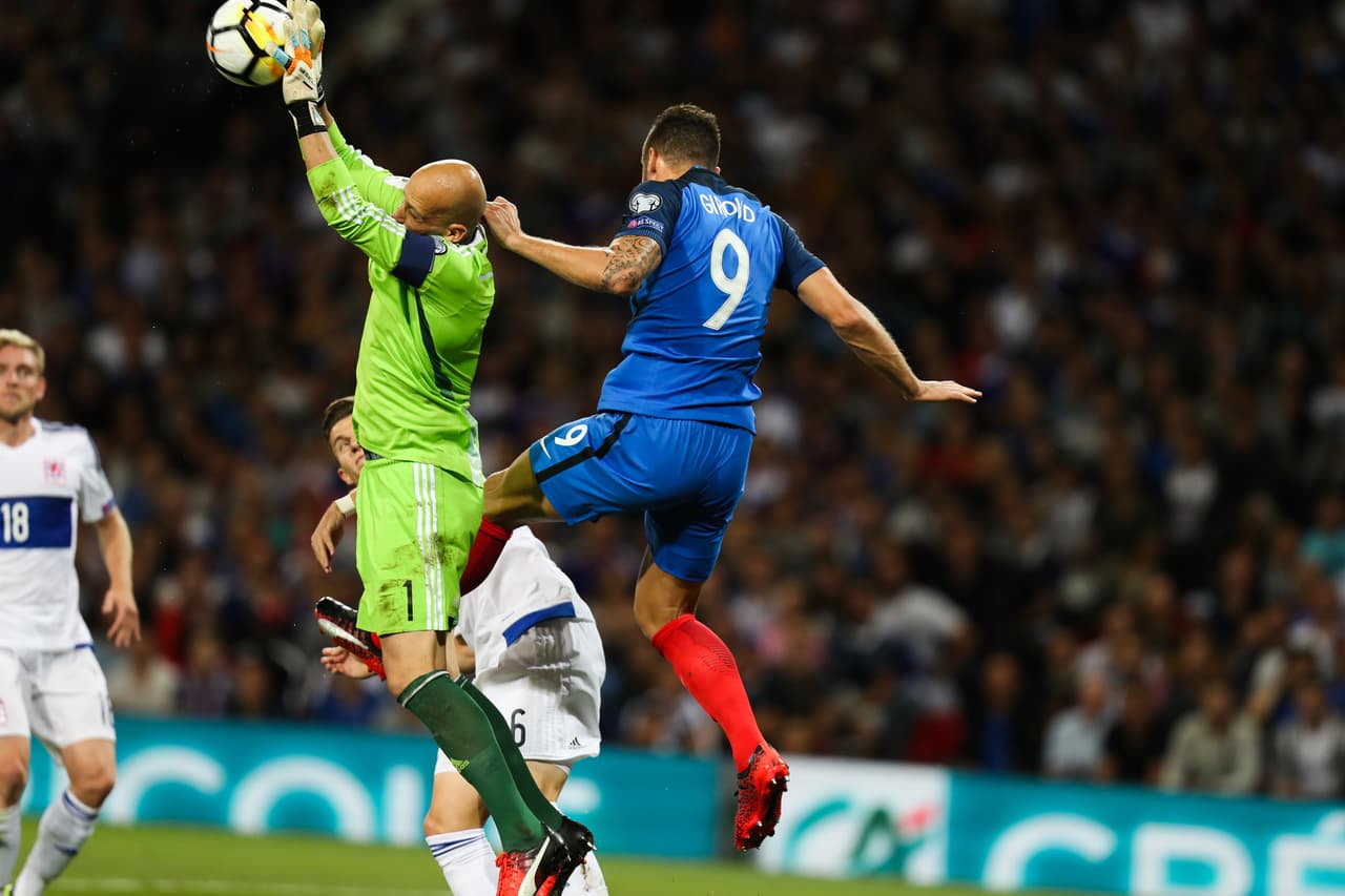 A Deschamps le gusta jugar con Giroud por su corpulencia: se puede jugar por aire para destrabar a rivales encerrados atrás.