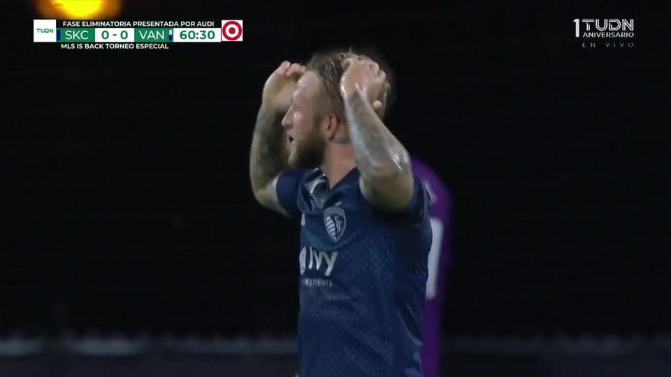 Tiro desviado de Johnny Russell