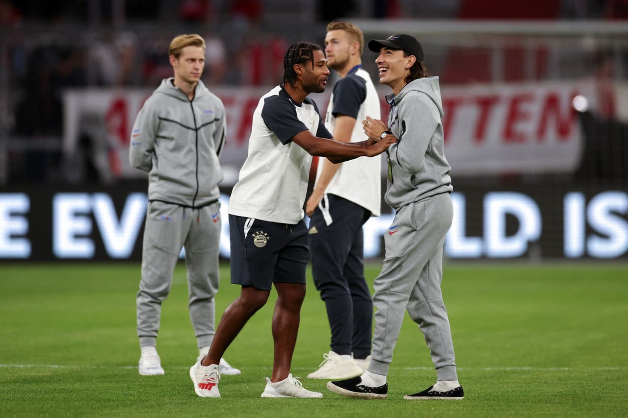 Los jugadores del Bayern salieron del vestidor para pisar la cancha de la Allianz Arena antes del juego.
