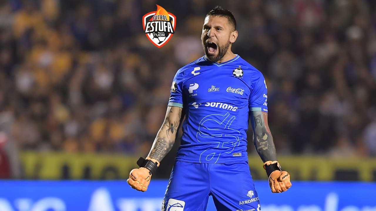 El arquero Jonathan Orozco muestra su pasión por Spiderman con todos los tatuajes que tiene en los brazos.