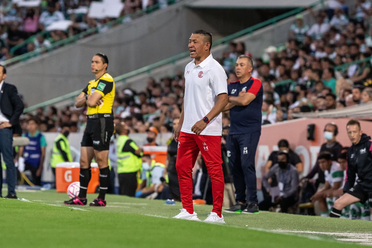 Ignacio Ambriz dirigirá una nueva Semifinal, ahora vestido de rojo.