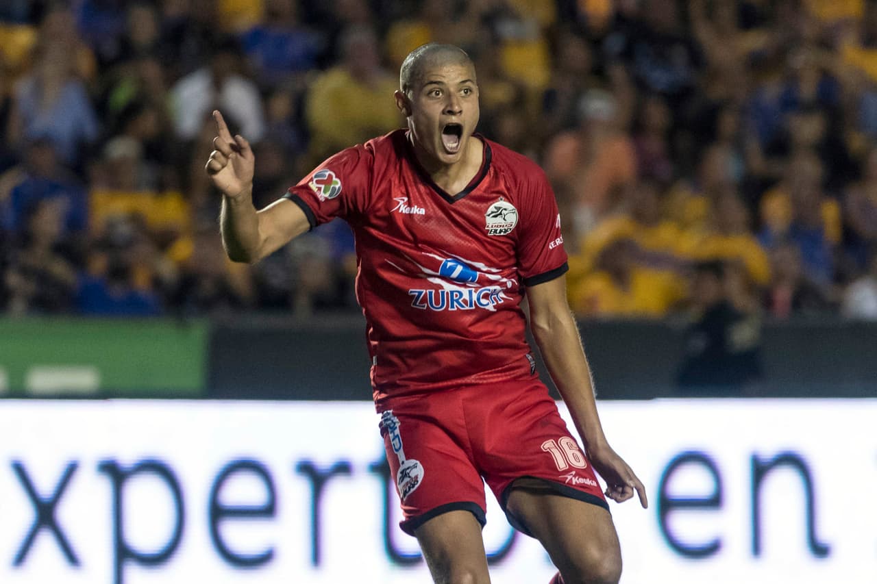 Dicen que dos cabezazos en el área siempre terminan en gol y Alfonso Sánchez hizo buena la predicción empatando el juego al minuto 42.