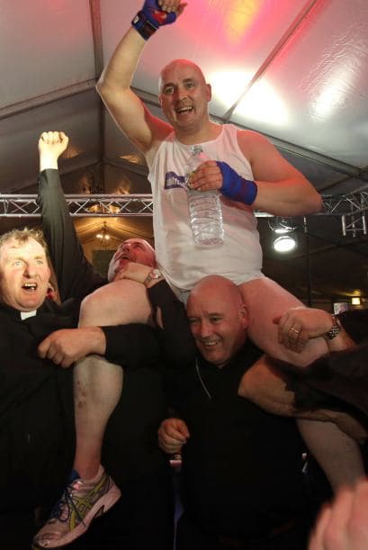 El sábado por la noche, delante de centenares de fans, Pierre "Jalapeño" Pepper no bromeó y gano la pelea en tres asaltos, a pesar de la neutralidad de Dios, quien como él mismo dice: "es un problema, ama a todos por igual".