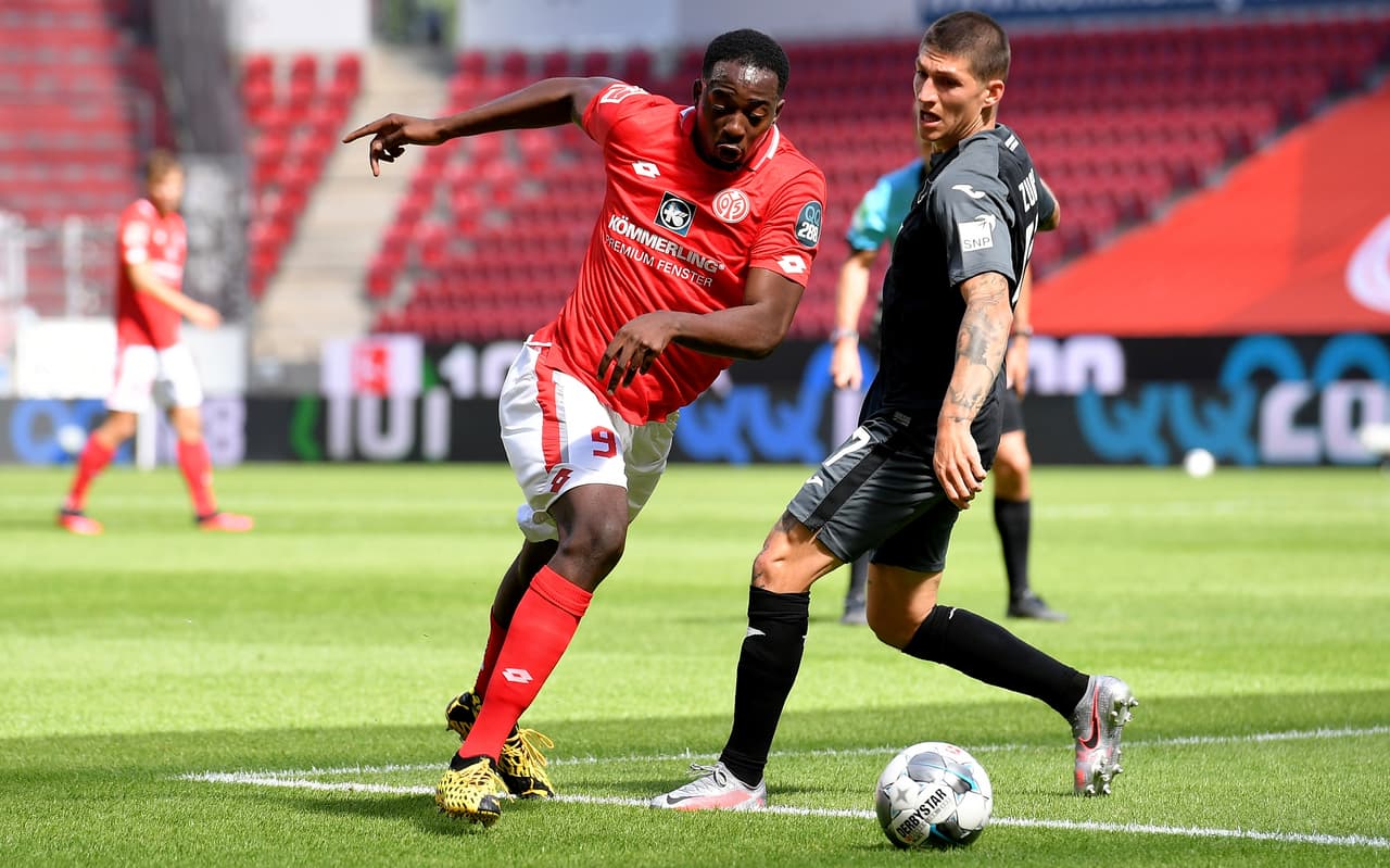 Mainz alemán exhibe y despide a aficionado racista