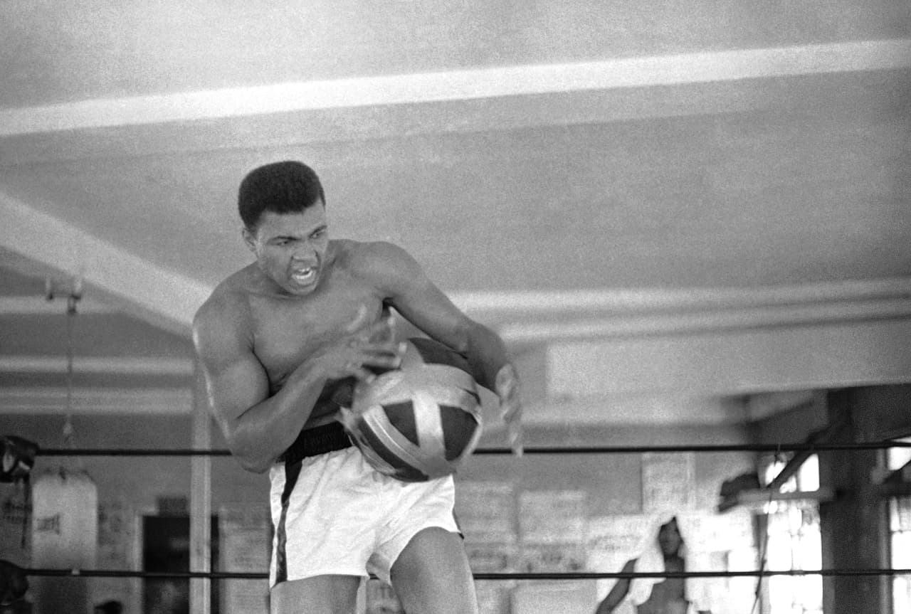 Liston era considerado intimidante y de golpes muy fuertes, por lo que la preparación de Ali fue intensa. Sonny incluso era considerado malo para el deporte por algunos que creían que no podía ser derrotado.
