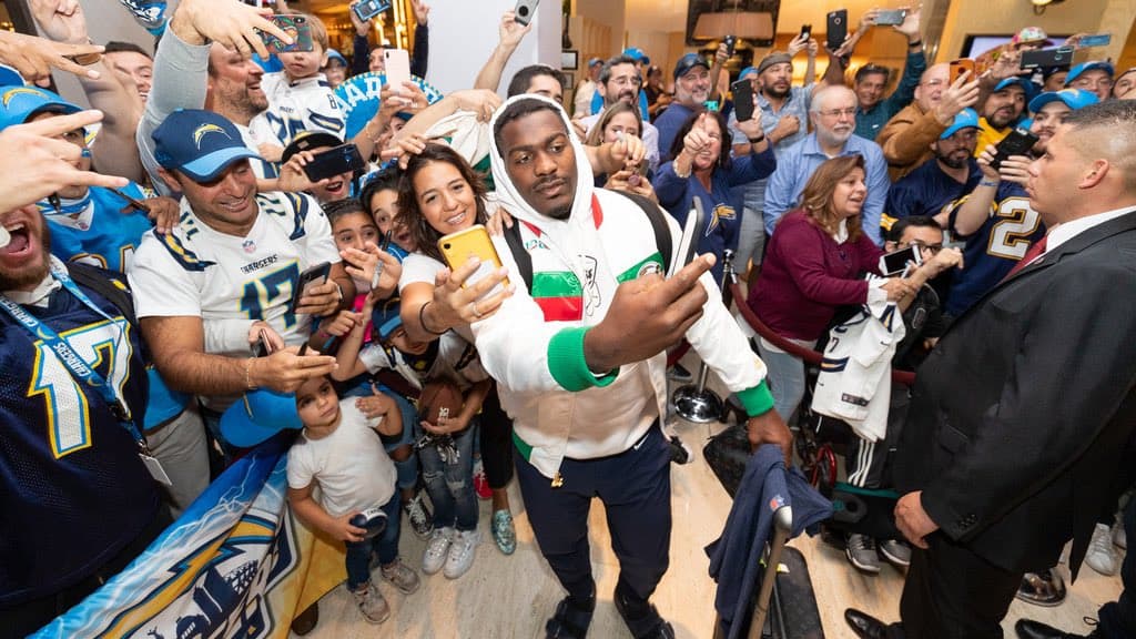 De manera muy calurosa, un gran grupo de los Chargers recibiò al equipo efusivamente.