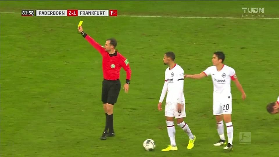 Tarjeta amarilla. El árbitro amonesta a Jamilu Collins de SC Paderborn 07