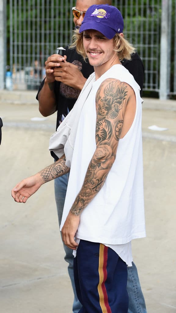 “Para ser honesto, estoy mucho más saludable, y me pasaron muchas cosas. Tuve mononucleosis, y tengo la enfermedad de Lyme”, dijo Bieber en otra entrevista con GQ.
<br>