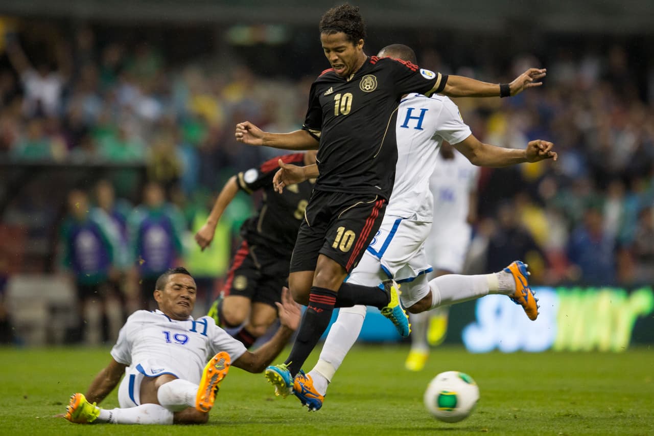 Aquella noche comenzó bien para el equipo del 'Chepo', que de forma polémica, optó por vestir de negro en vez de usar el tradicional uniforme verde, blanco y rojo. Giovani dos Santos se sacó de la manga un estupendo contragolpe a velocidad donde surgió el gol de México.