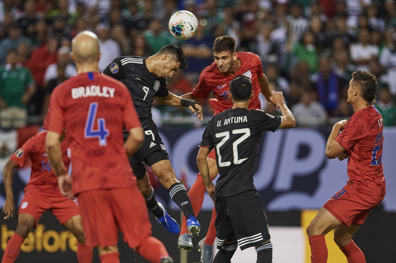 México intentó buscar por lo alto a Jiménez pero no hubo buenas cuentas utilizando este recurso.