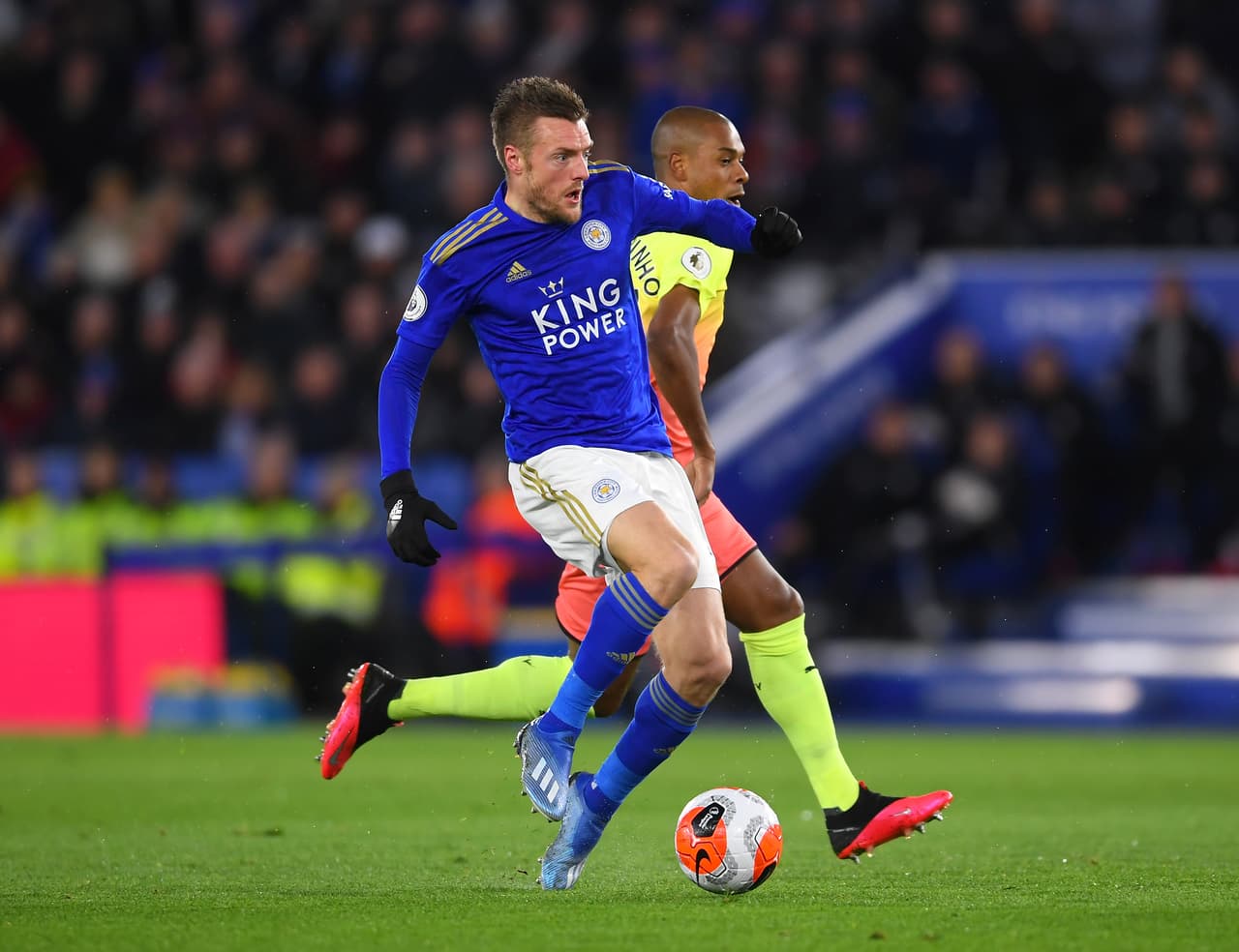 Apenas al minuto ocho, Leicester estrelló un balón al poste de la portería de Ederson.