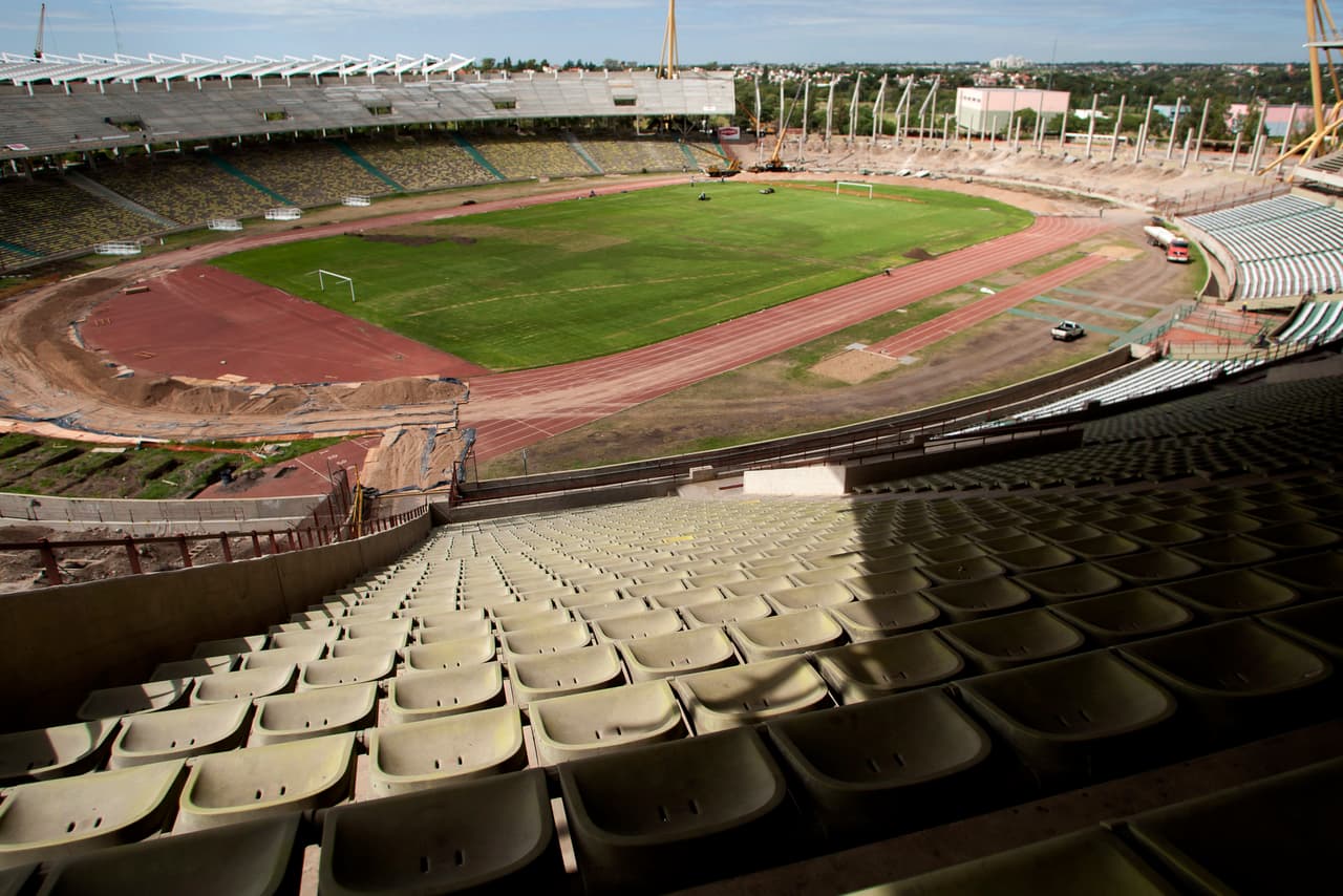 Una de las modificaciones adicionales que se le hizo al escenario fue para que algunas de las tribunas, que fueron renombradas, tuvieran techo.