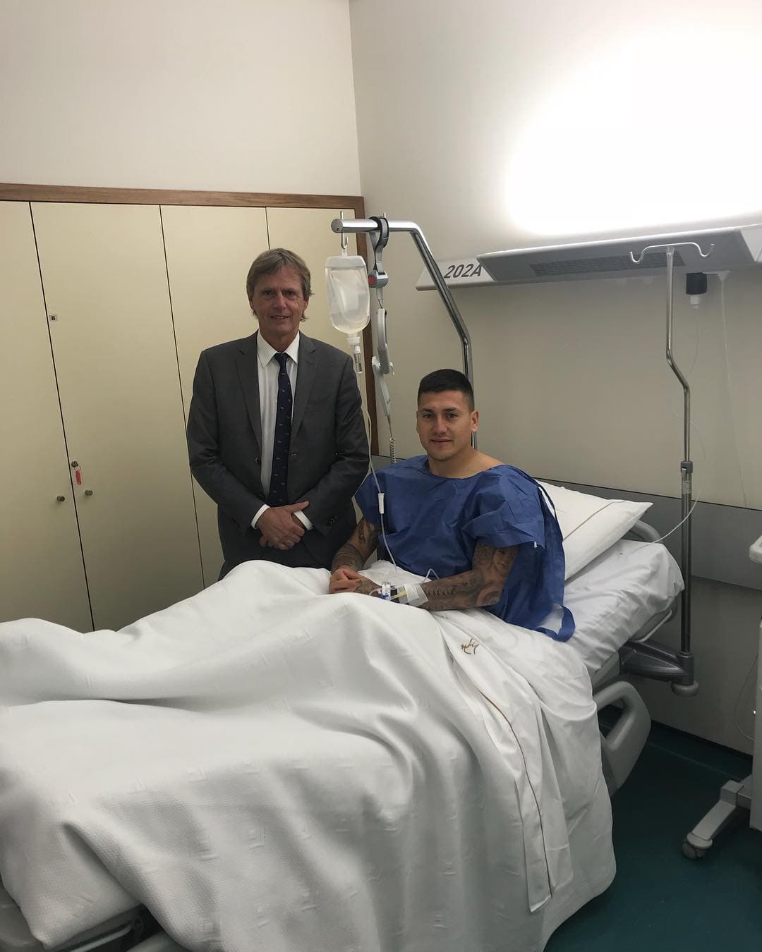 Nicolás Castillo con el doctor Niek Van Dijk.