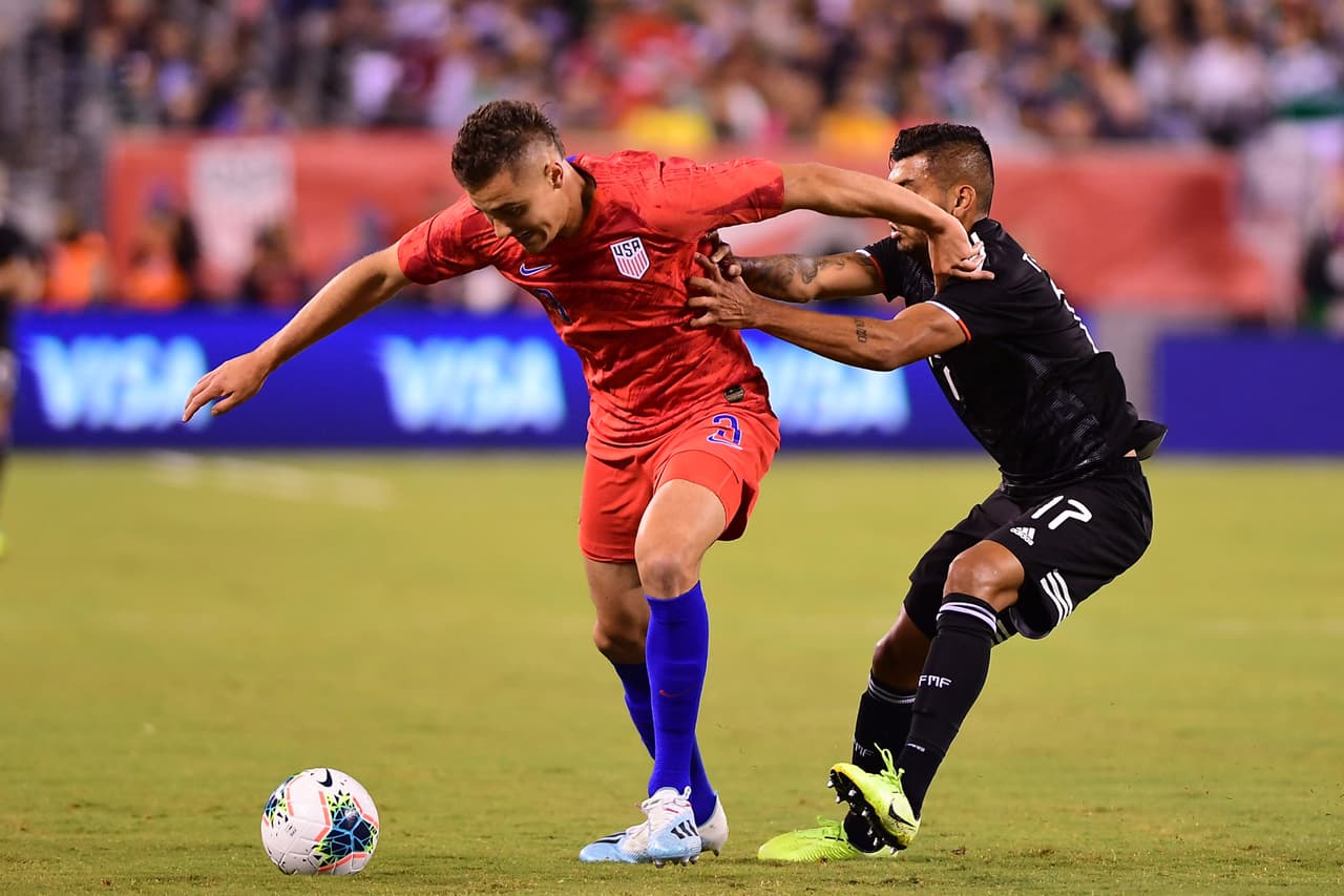 Con goles de Chicharito Hernández, Érick Gutiérrez y Uriel Antuna, México vence 3-0 al equipo de las barras y las estrellas; Orozco atajó un penal.
