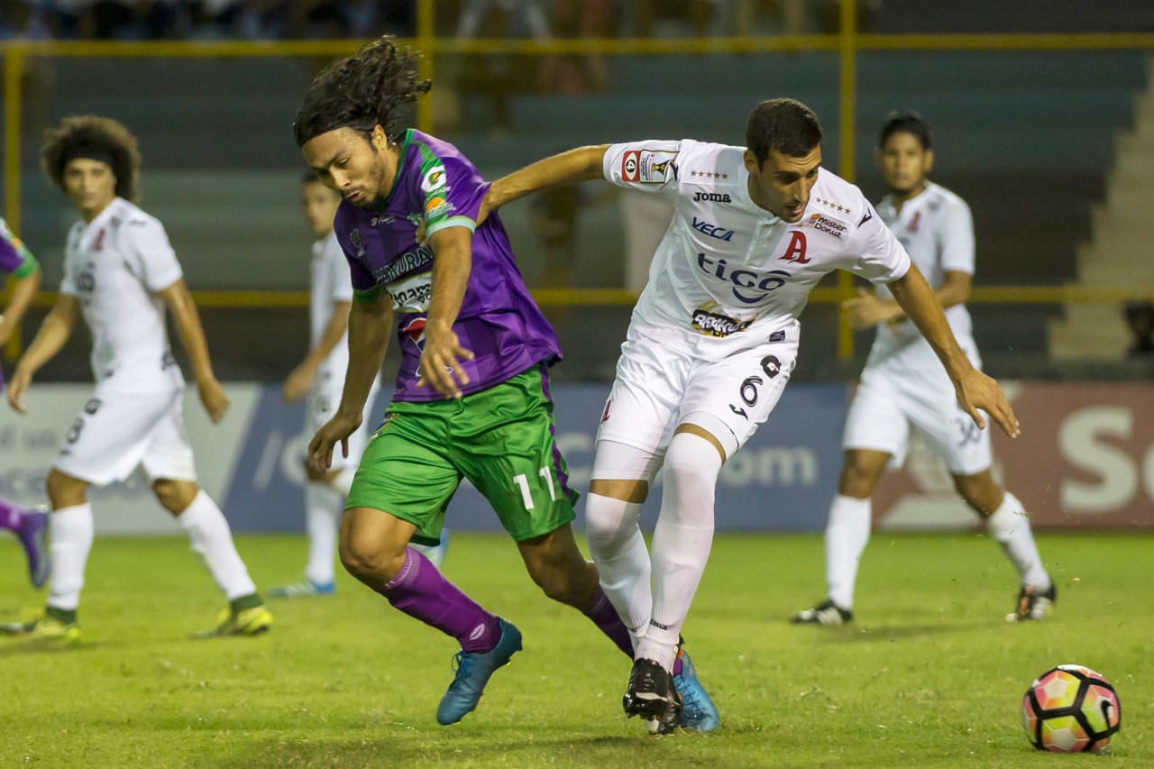 Primera (GUA) / Xelajú 6-1 Antigua: el gol de la visita fue de Agustín Herrera, ex Comunicaciones, pero con los locales también marcaron César Morales (ex Venados) y Ricardo Rocha (ex Cafetaleros).